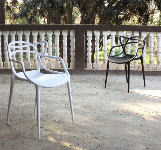 Jardim com duas cadeiras Allegra no pátio