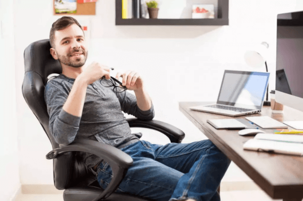 Homem sentado em cadeira para escritório