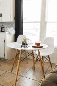 uma mesa de canto com espaço para tomar café, chás e outras bebidas pode ser uma ótima opção