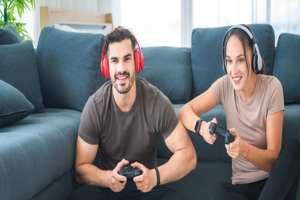 Casal jogando videogame juntos