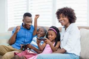 Família jogando feliz