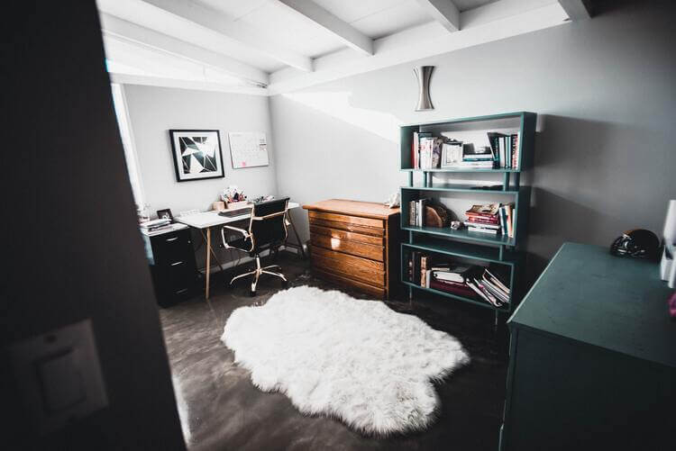 Sala de estar com espaço para home office em casa